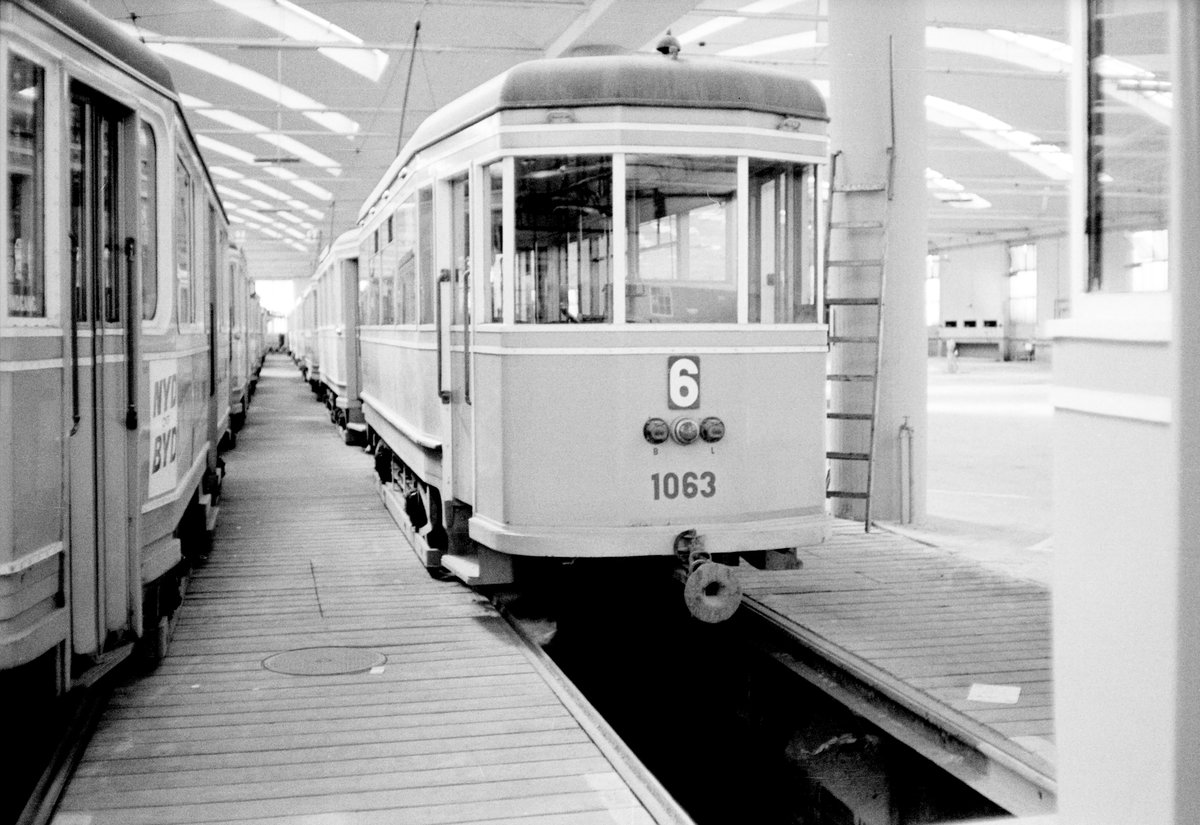 København / Kopenhagen Københavns Sporveje (KS): Bw 1063 in der Valby Remise / im Straßenbahnbetriebsbahnhof Valby im April 1968. - Die Beiwagenserie 1001 - 1065 wurde in den Jahren 1942 bis 1947 von der Hauptwerkstätte der KS hergestellt. Die letzten Wagen der Serie wurden 1968 ausgemustert. - Scan von einem S/W-Negativ. Film: Ilford FP 3.