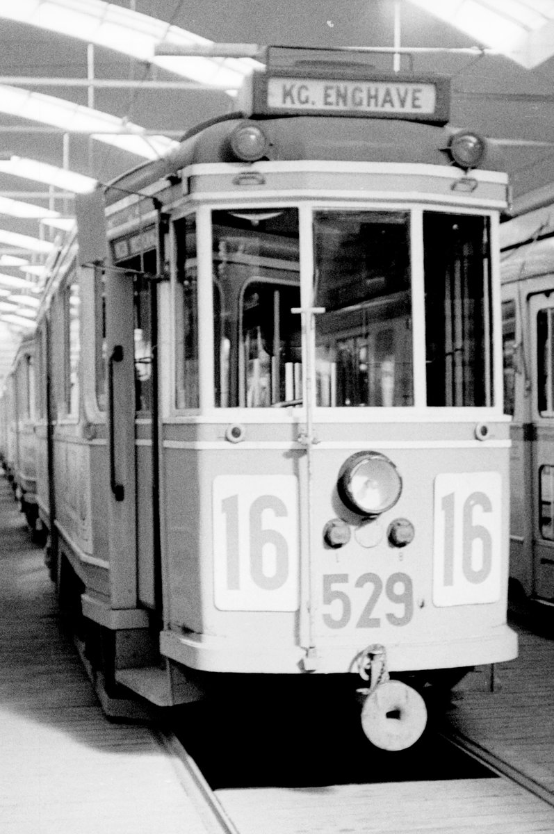 København / Kopenhagen Københavns Sporveje (KS): Der Großraumwagen 529 in der Valby Remise / im Straßenbahnbetriebsbahnhof Valby im April 1968. - Scan von einem S/W-Negativ. Film: Ilford FP 3.