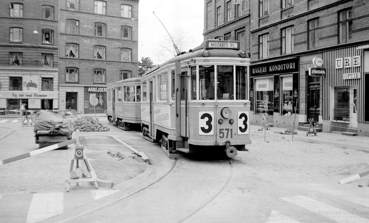 København / Kopenhagen Københavns Sporveje (KS) SL 3 (Tw 571 + Bw 15xx) Østerbro, Melchiors Plads im April 1968. - Scan von einem S/W-Negativ. Film: Ilford FP 3.