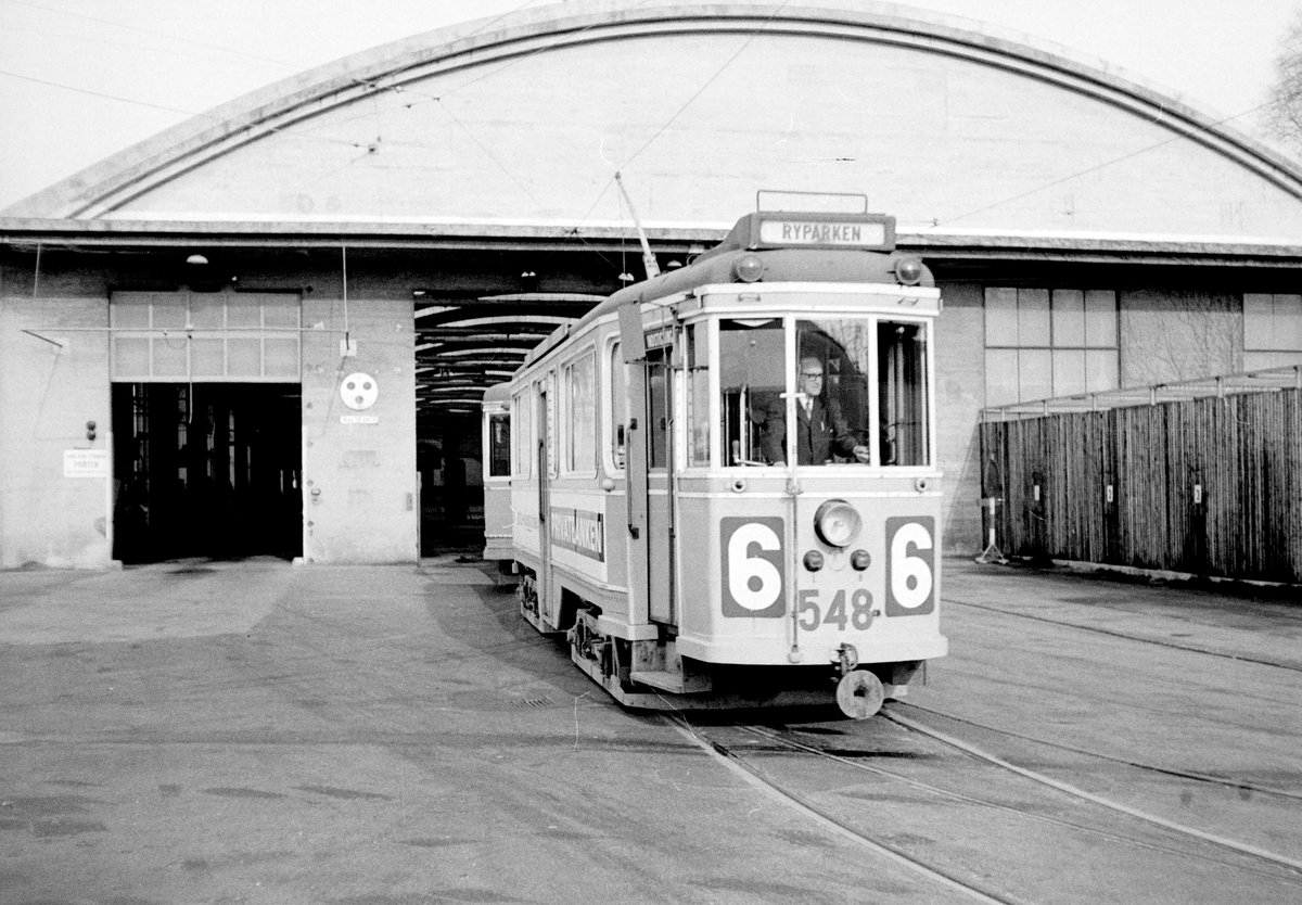 København / Kopenhagen Københavns Sporveje: Der Tw 548 (mit einem Bw der Serie 1501 - 1583) auf der SL 6 verlässt eines Nachmittages im April 1968 den Straßenbahnbetriebsbahnhof Valby, um den Betrieb anzufangen. - Scan von einem S/W-Negativ. Film: Ilford FP 3.