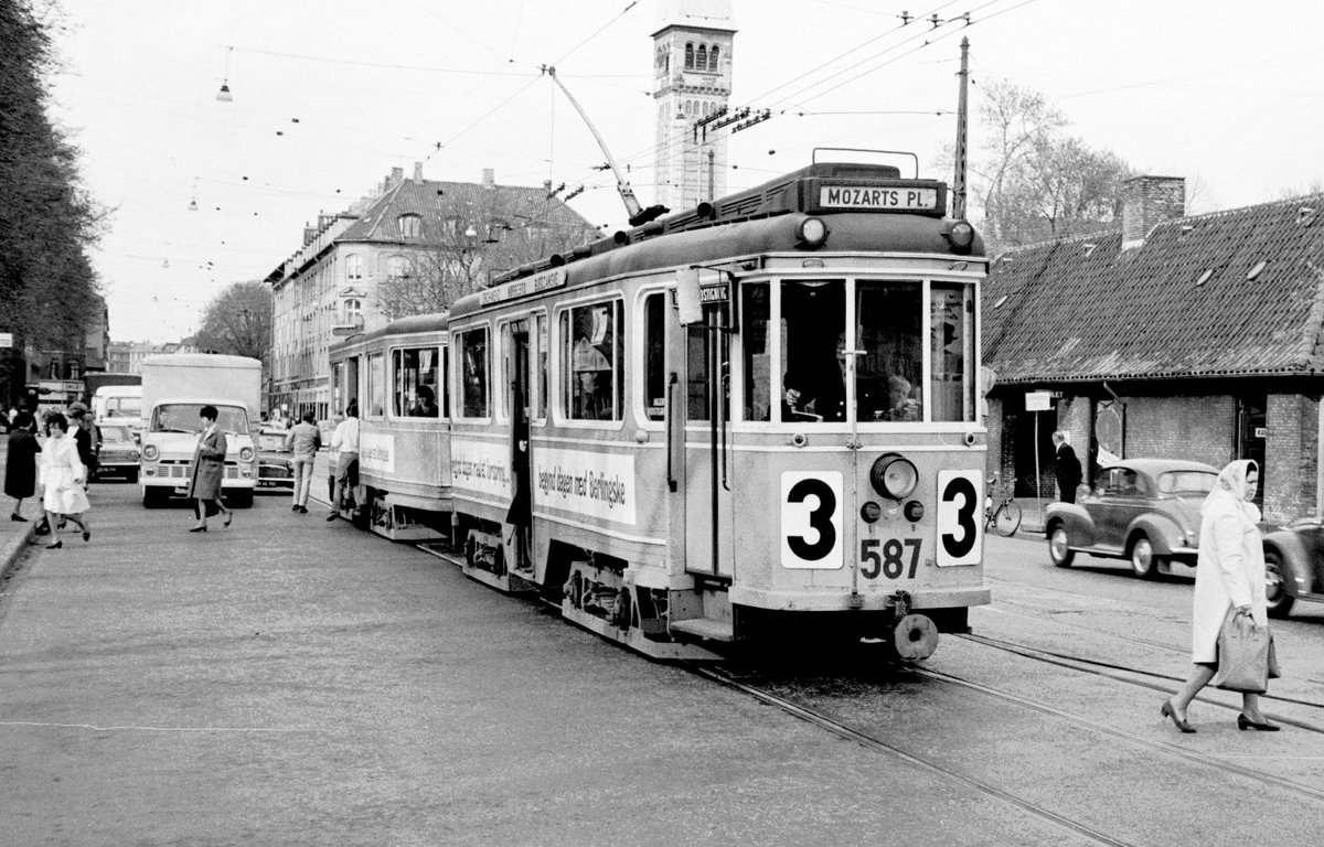 København / Kopenhagen Københavns Sporveje SL 3 (Tw 587 + Bw 15xx) Vesterbro, Enghave Plads im April 1968. - Scan von einem S/W-Negativ. Film: Ilford FP 3.
