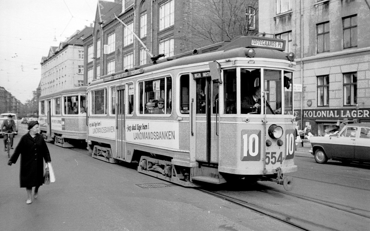 København / Kopenhagen Københavns Sporveje (KS) SL 10 (Tw 554 + Bw 15xx) Vesterbro, Enghave Plads im April 1968. - Scan von einem S/W-Negativ. Film: Ilford PF 3.