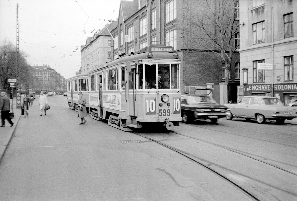 København / Kopenhagen Københavns Sporveje (KS) SL 10 (Tw 599 + Bw 15xx) Vesterbro, Enghave Plads im April 1968. - Scan von einem S/W-Negativ. Film: Ilford FP 3.