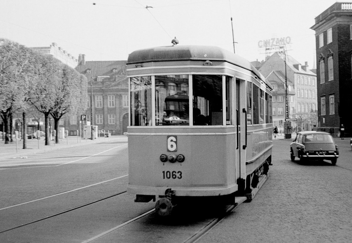 København / Kopenhagen Københavns Sporveje (KS) SL 6 (Bw 1063) Kongens Nytorv im April 1968. - Nur ganz wenige der Beiwagen der Serie 1001 - 1065 (Hersteller: KS-Hauptwerkstätte 1942 - 1947) waren während des Winterfahrplans 1967 - 1968 in Betrieb. Gleichzeitig mit dem Anfang des Sommerfahrplans Ende April 1968 wurden die letzten Beiwagen dieses Typs ausgemustert. - Scan von einem S/W-Negativ. Film: Ilford FP 3.