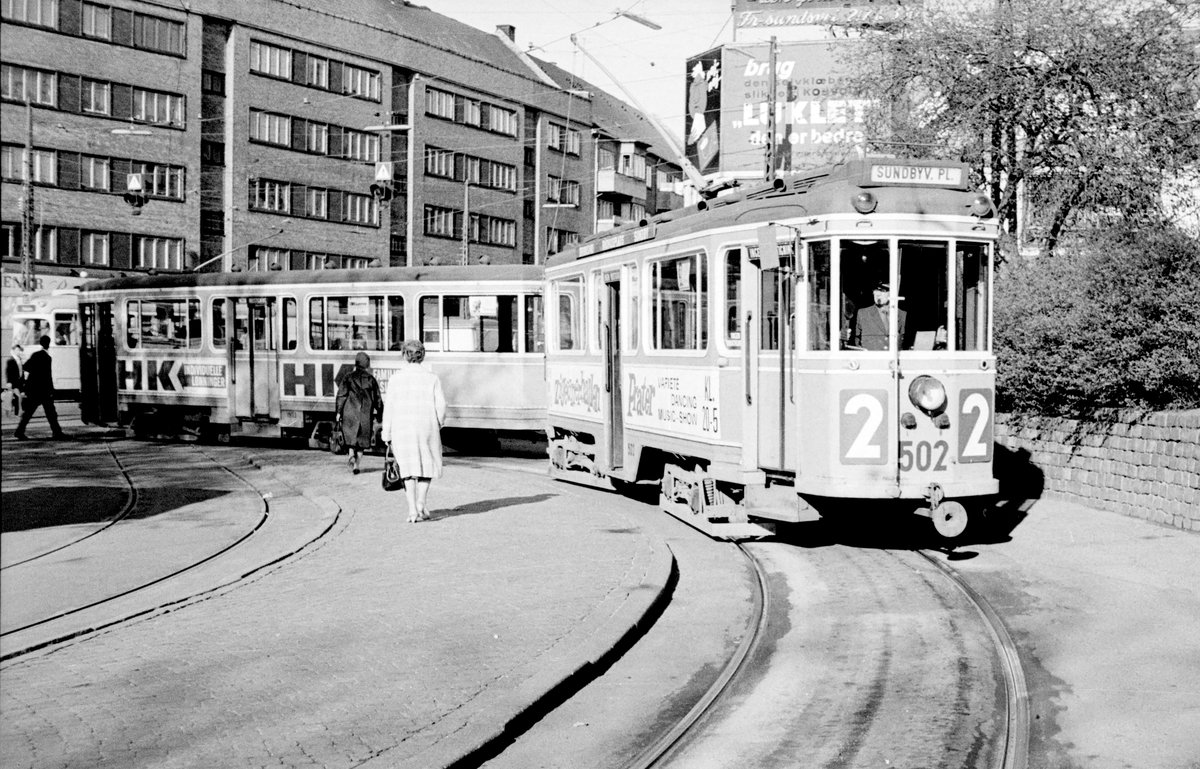 København / Kopenhagen Københavns Sporveje (KS) SL 2 (Tw 502 + Bw 1553) Brønshøj, Brønshøj Torv (Endstation, Schleife) im April 1968. - Scan von einem S/W-Negativ. Film: Ilford FP 3.