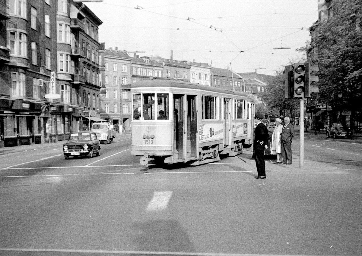 København / Kopenhagen Københavns Sporveje SL 3 (Bw 1513) Åboulevard im April 1968. - Wegen irgendeiner Störung auf der Strecke zwischen Åboulevard und der Endstation Strandboulevarden durch die Stadtteile Nørrebro und Østerbro mussten einige Züge wenden. Da es am Åboulevard keine Wendeschleife gab, mussten die Züge auf offener Straße in einem Dreieck umkehren. - Unter dem Åboulevard liegt ein  å , d.h. ein Bach, deshalb heißt das Boulevard so. -  Scan von einem S/W-Negativ. Film: Ilford FP 3.