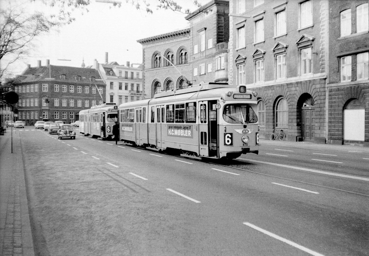 København / Kopenhagen Københavns Sporveje SL 6 (DÜWAG-GT6 870) Centrum, Havnegade / Holmens Kirke im April 1968. - Wenn es Störungen / Verspätungen in der Stadtmitte gab, konnten Züge der SL 6, die vom Christiansborg Slotsplads über Holmens Kanal, Kongens Nytorv, Bredgade, Grønningen, Oslo Plads, Dag Hammarskiölds Allé, Østerbrogade, Trianglen, Øster Allé und Lyngybyvej in Richtung Ryparken (im Stadtteil Østerbro) fahren sollten, von der Straße Holmens Kanal abbiegen und über Havnegade und Børsgade wenden, so dass sie zurück nach Ålholm Plads in Valby fahren konnten. - Scan von einem S/W-Negativ. Film: Ilford FP 3. 