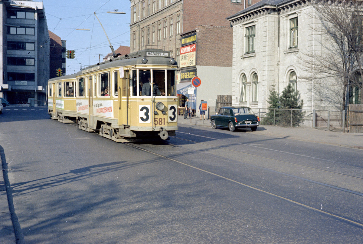 København / Kopenhagen Københavns Sporveje SL 3 (Tw 581 + Bw 15xx) Frederiksberg, Alhambravej im April 1968. - Wo Alhambravej liegt, ließ der Gründer des Vergnügungsparks Tivoli in Kopenhagen, Georg Carstensen (1812 - 1857), ein neues Vergnügungsgebiet mit einem Theatergebäude und einem Garten, Alhambra, anlegen. Das geschah im Jahre 1857. - Scan von einem Farbnegativ. Film: Kodacolor X.