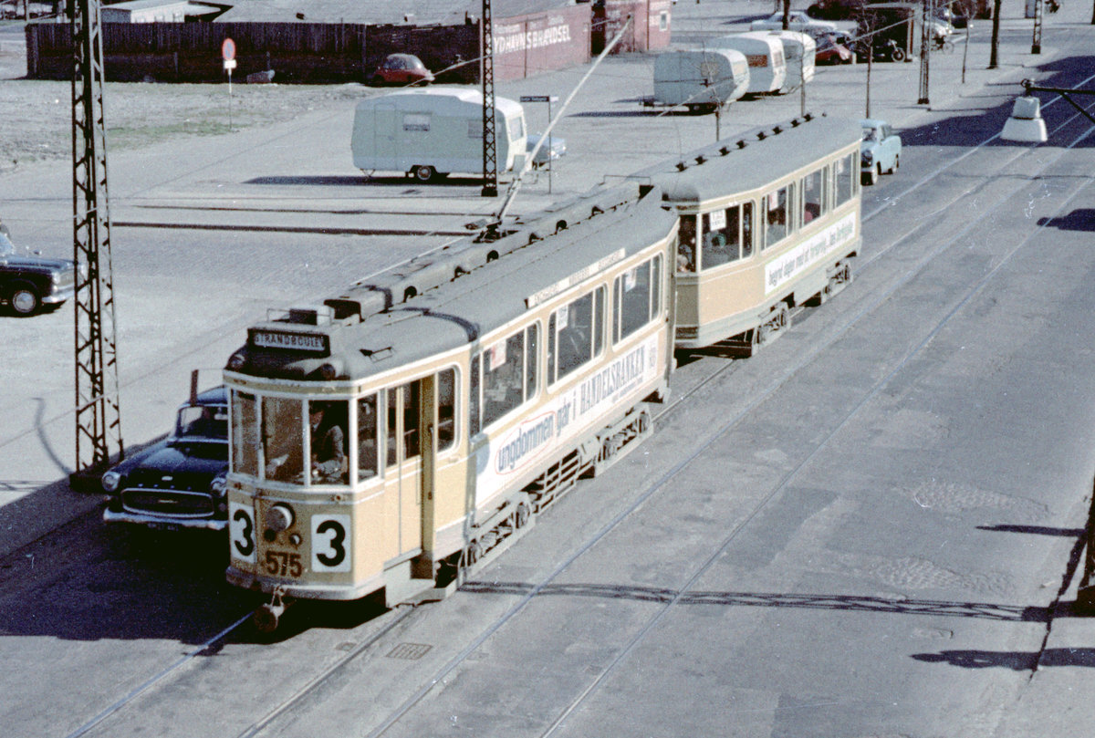 København / Kopenhagen Københavns Sporveje SL 3 (Tw 575 + Bw 15xx) Kongens Enghave, Enghavevej im April 1968. - Scan von einem Farbnegativ. Film: Agfacolor CN 17.