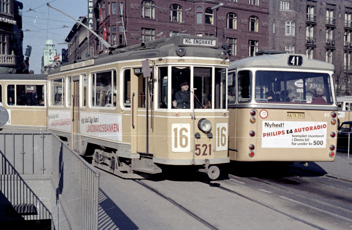 København / Kopenhagen Københavns Sporveje SL 16 (Tw 521 + Bw 15xx) Rådhuspladsen / Rathausplatz im April 1968. 