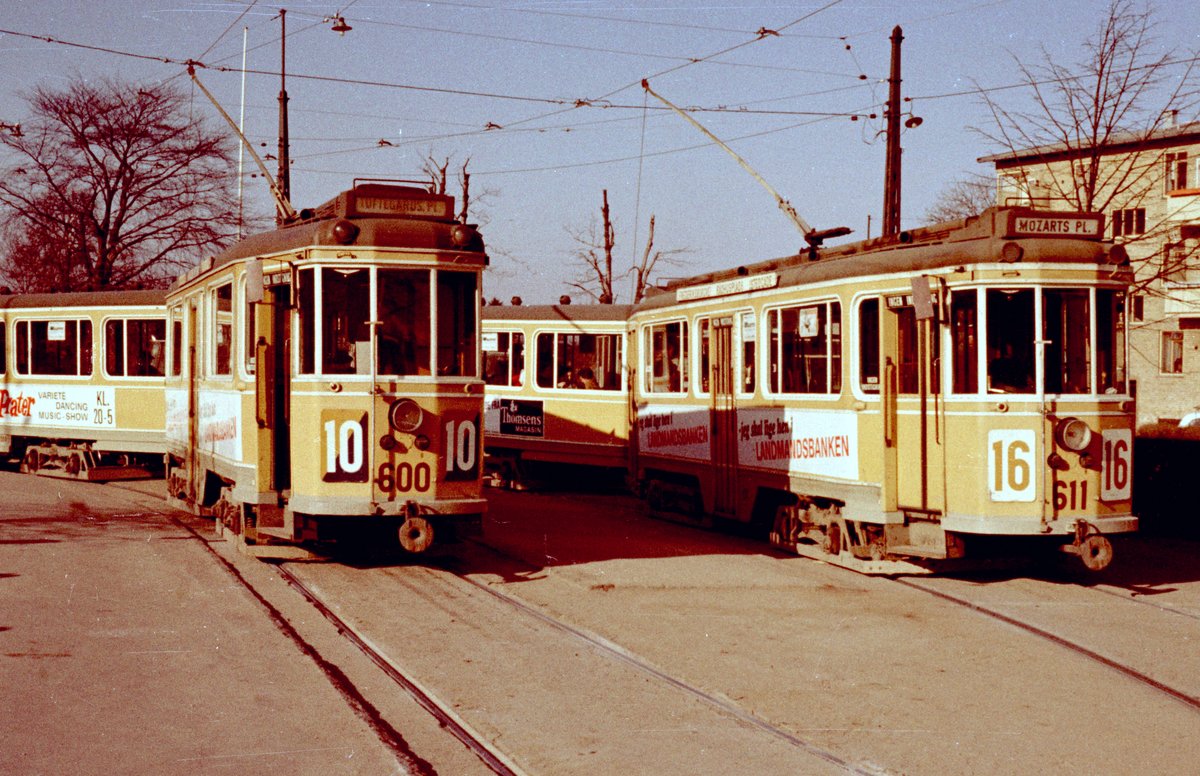 København / Kopenhagen Københavns Sporveje (KS) SL 10 (Tw 600) / SL 16 (Tw 611) Emdrupvej im Stadtteil København NV im April 1968. - Scan von einem Farbnegativ. Film: Agfacolor CN17. 