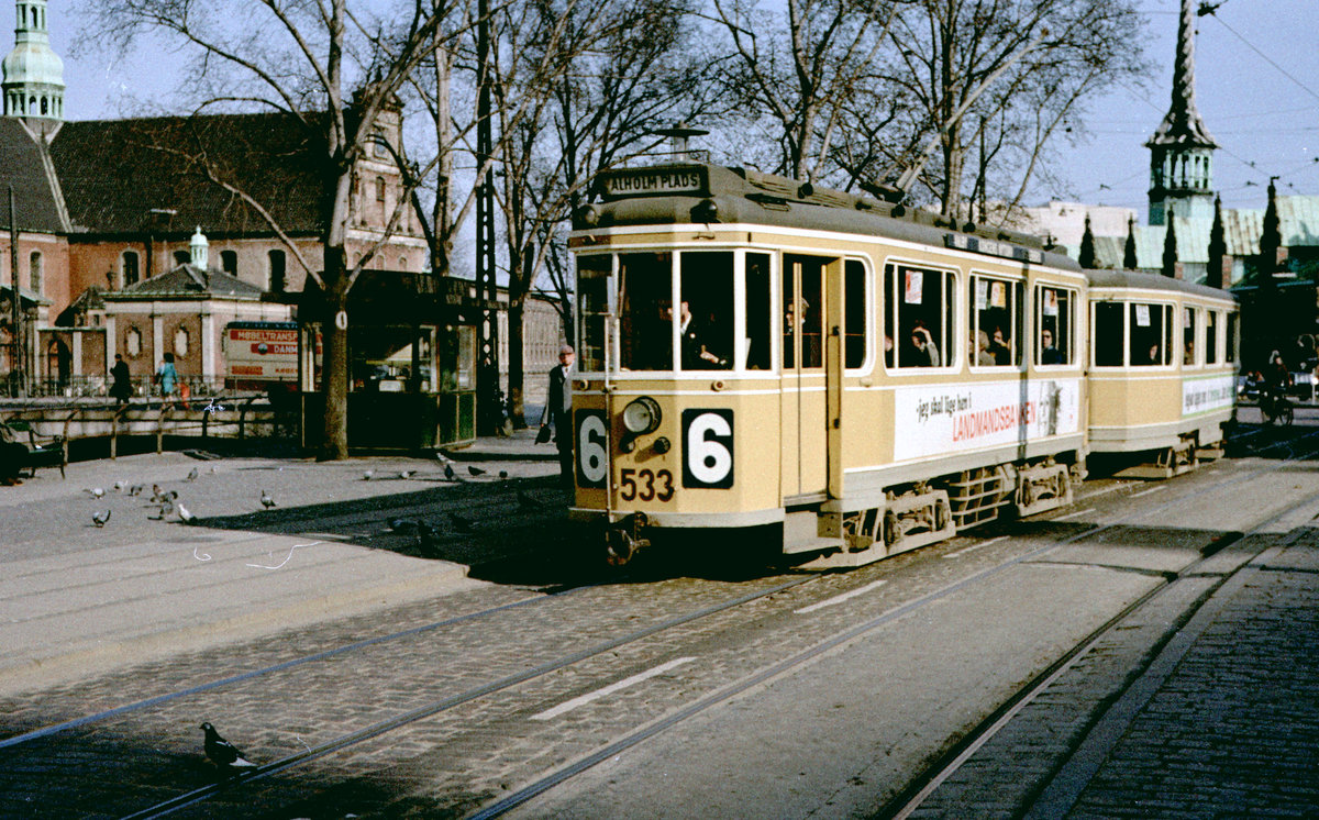 København / Kopenhagen Københavns Sporveje SL 6 (Tw 533 + Bw 15xx) Centrum, Christiansborg Slotsplads im April 1968. - Links im Bild sieht man einen Teil der Holmens Kirke und rechts hinter der Straßenbahn ahnt man die Börse.