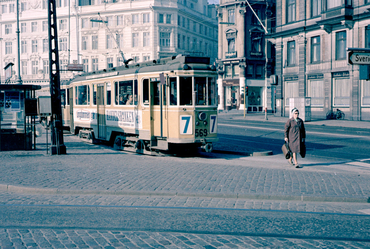 København / Kopenhagen Københavns Sporveje SL 7 (Tw 569 + Bw 15xx) Centrum, Kongens Nytorv im April 1968. - Scan von einem Farbnegativ. Film: Agfacolor CN17.
