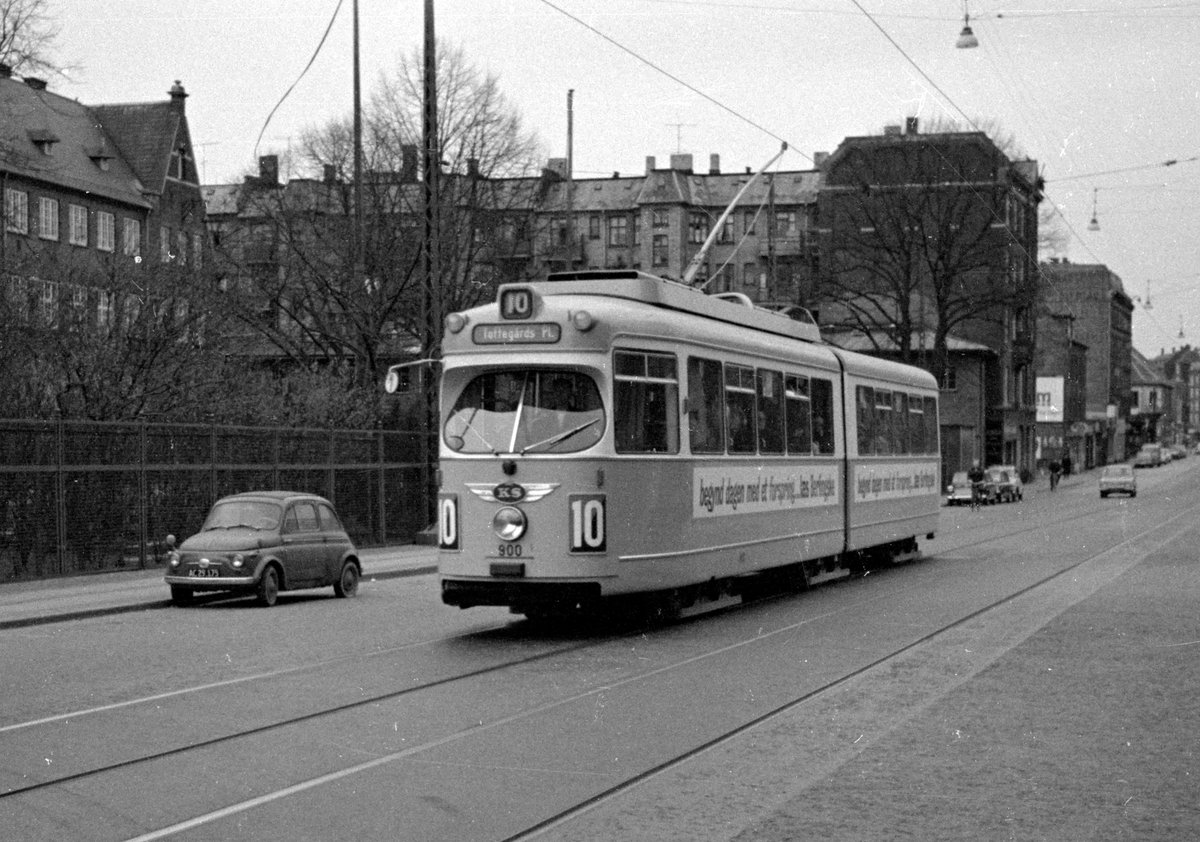 København / Kopenhagen Københavns Sporveje (KS) SL 10 (DÜWAG-GT6 900) København V, Vesterfælledvej im April 1968. - Die Triebwagenserie 801-900 wurde in den Jahren 1960 bis 1968 geliefert. Die Tw 851-852, 858-862 und 877-900 wurden von der Hauptwerkstätte der KS fertig gebaut, während die übrigen im betriebsfähigen Zustand von DÜWAG / Kiepe geliefert wurden. - Scan von einem Farbnegativ (!). Film: Agfacolor CN17.