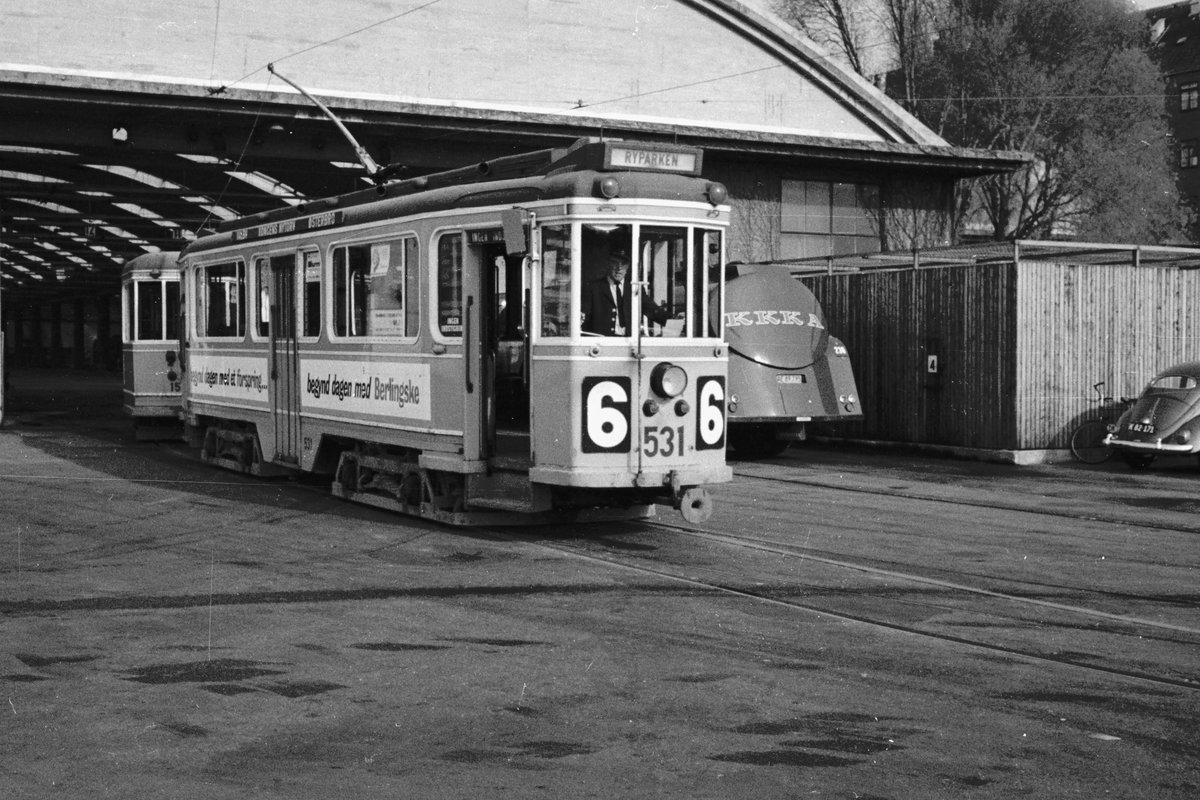 København / Kopenhagen Københavns Sporveje SL 6 (Tw 531 + Bw 15xx) Valby, Valby remise / Straßenbahnbetriebsbahnhof Valby im April 1968. - Scan von einem Farbnegativ. Film: Agfacolor CN 17.