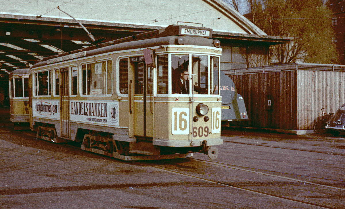 København / Kopenhagen Københavns Sporveje SL 16 (Tw 609 + Bw 15xx) Valby, Valby remise / Straßenbahnbetriebsbahnhof Valby im April 1968. - Scan von einem Farbnegativ. Film: Agfacolor CN 17.