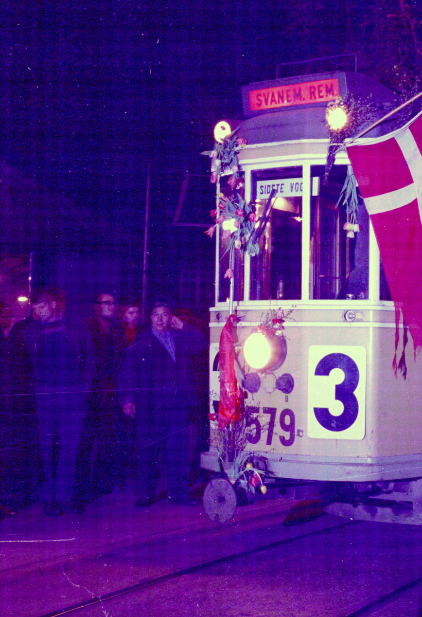 København / Kopenhagen Københavns Sporveje: In der Nacht von Samstag dem 27. April auf Sonntag den 28. April 1968 wurde die Straßenbahnlinie 3 stillgelegt. In der Wendeschleife am Straßenbahnbetriebsbahnhof Svanemøllen hält der letzte Zug der Linie, der aus dem Großraumtriebwagen 579 und einem Beiwagen der Serie 1501 - 1583 besteht. - Wegen meiner Ungeschicklichkeit habe ich damals den Anfang des Filmes doppelbelichtet, weshalb ich nur dieses Bild, das sogar ein Aussschnitt ist, von der Stilllegung zu zeigen vermag. - Scan von einem Farbnegativ. Film: Kodacolor X.