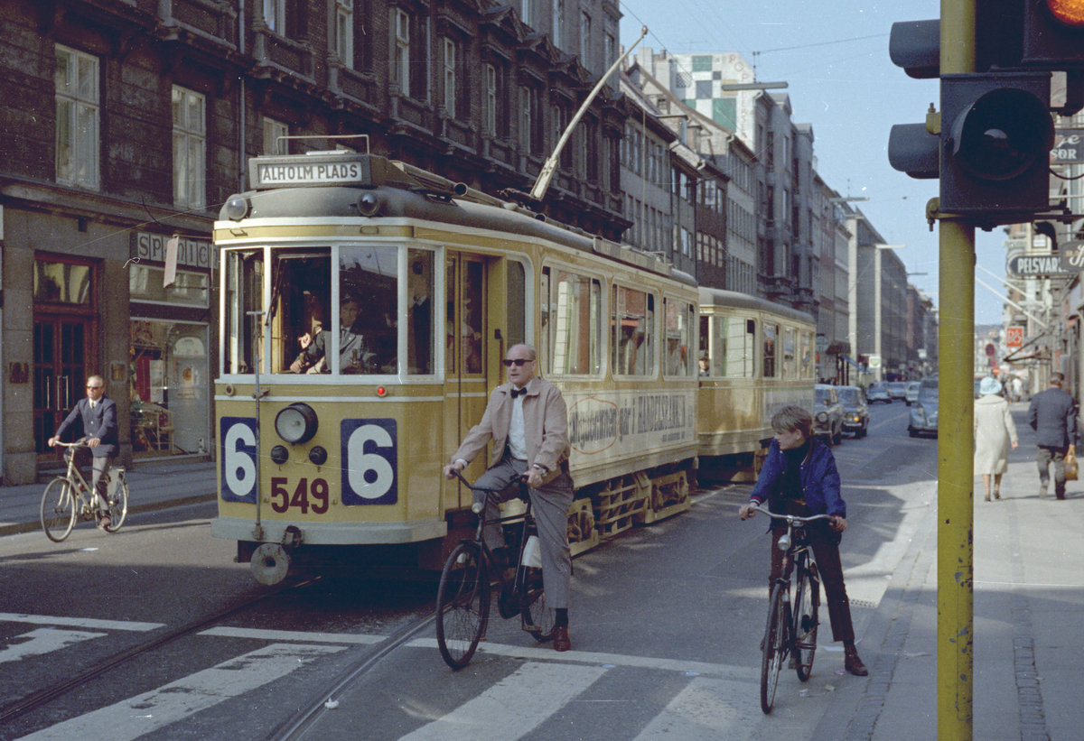 København / Kopenhagen Københavns Sporveje SL 6 (Tw 549 + Bw 15xx) København K (Centrum), Store Kongensgade / Kongens Nytorv am 28. April 1968. - Scan von einem Farbnegativ. Film: Kodacolor X.