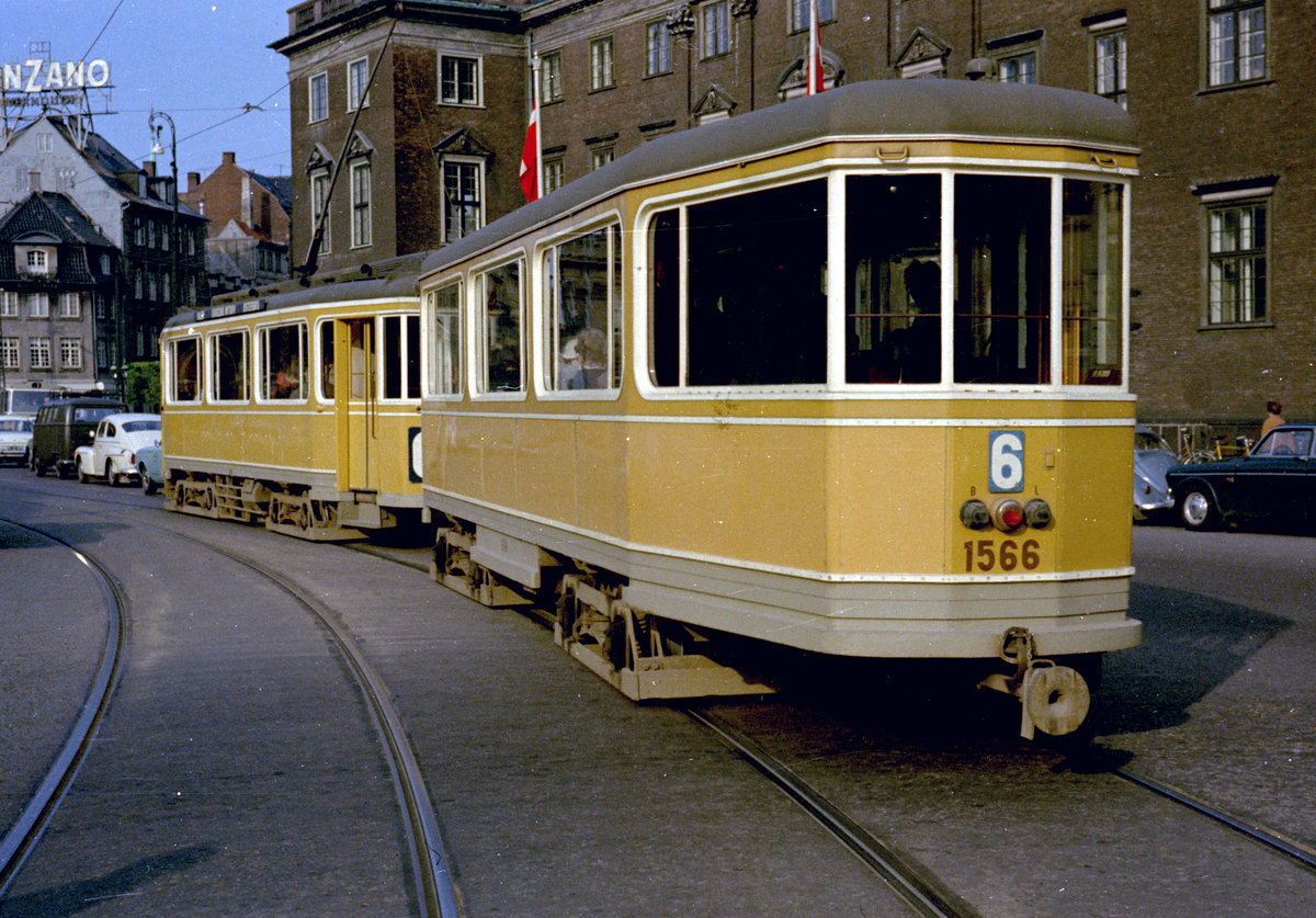 København / Kopenhagen Københavns Sporveje SL 6 (Bw 1566 + Tw der Serie 501-618) København K / Centrum, Kongens Nytorv am 1. Mai 1968. - Scan von einem Farbnegativ. Film: Kodacolor X.