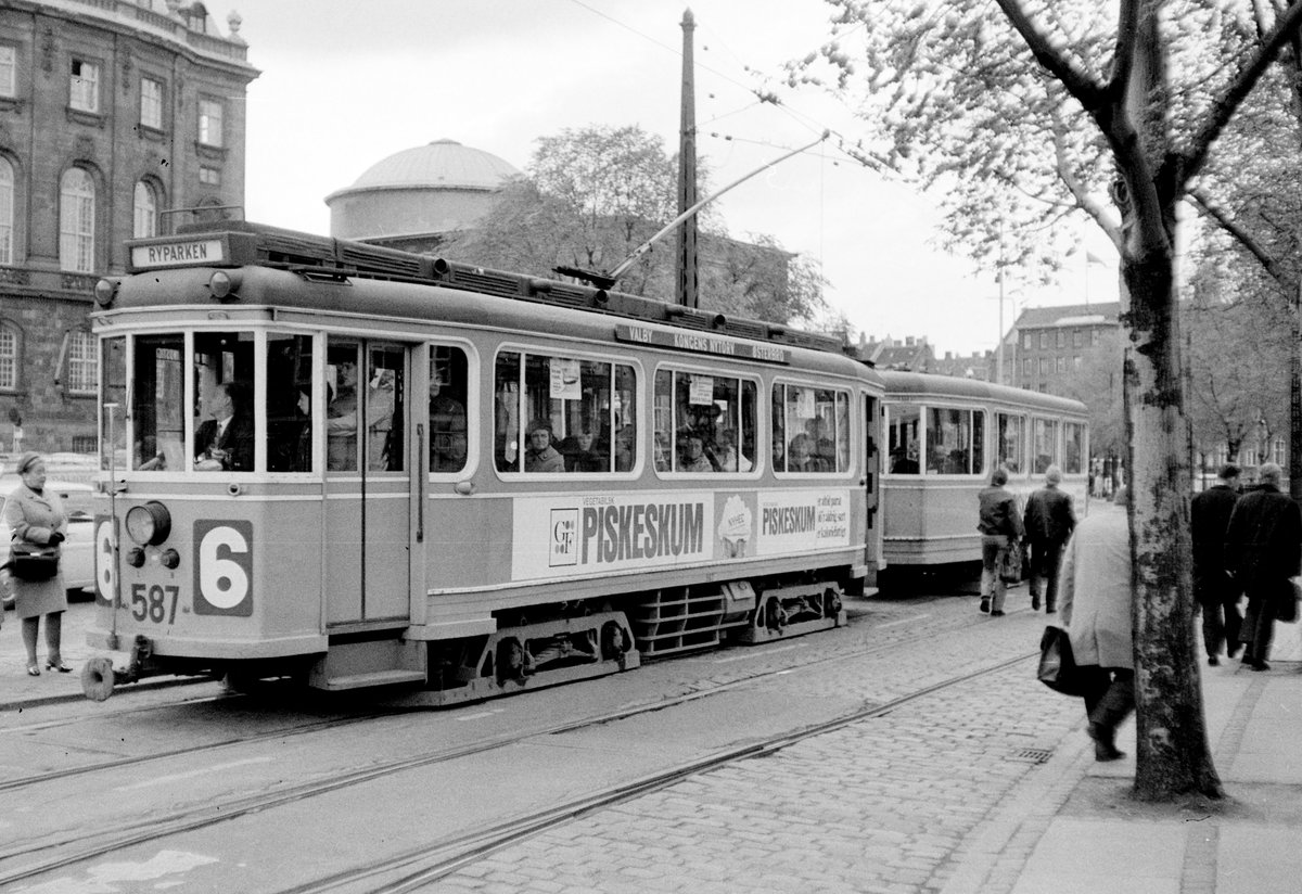 København / Kopenhagen Københavns Sporveje SL 6 (Tw 587 + Bw 15xx) Centrum, Christiansborg Slotsplads / Holmens Bro im Mai 1968. - Scan von einem S/W-Negativ. Film: Ilford FP 3.