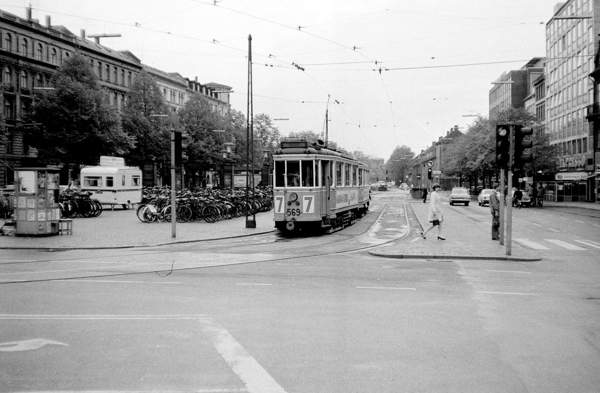 København / Kopenhagen Københavns Sporveje SL 7 (Tw 569 + Bw 15xx) Centrum, Nørre Voldgade / Frederiksborggade / Nørreport station (: DSB-Bahnhof Nørreport) im Mai 1968. - Scan von einem S/W-Negativ. Film: Ilford FP 3.