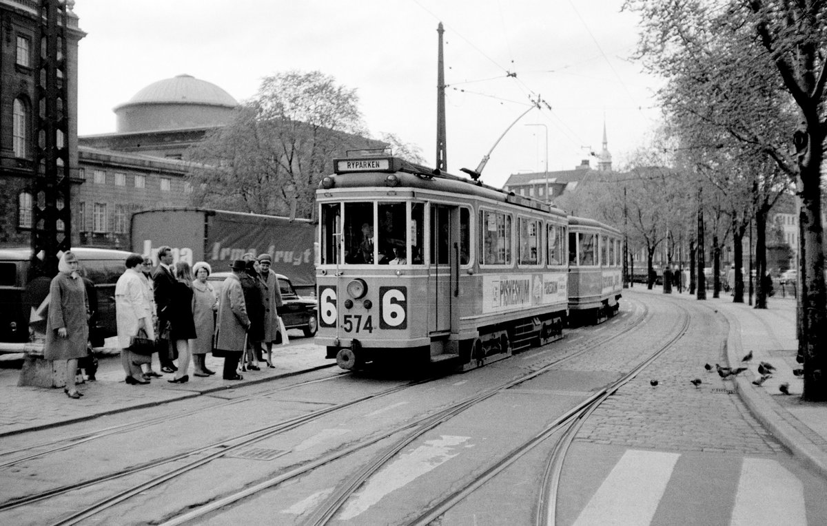København / Kopenhagen Københavns Sporveje SL 6 (Tw 574 + Bw 15xx) Centrum, Christiansborg Slotsplads / Holmens Bro im Mai 1968. - Scan von einem S/W-Negativ. Film: Ilford FP 3.