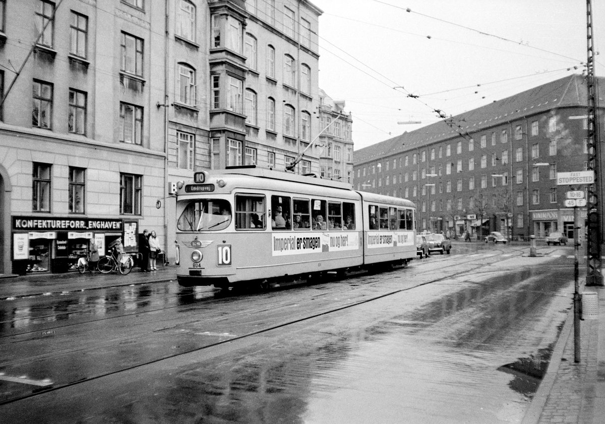 København / Kopenhagen Københavns Sporveje SL 10 (DÜWAG-GT6 804) Vesterbro (København V), Enghave Plads im Mai 1968. - Scan von einem S/W-Negativ. Film: Ilford FP 3.