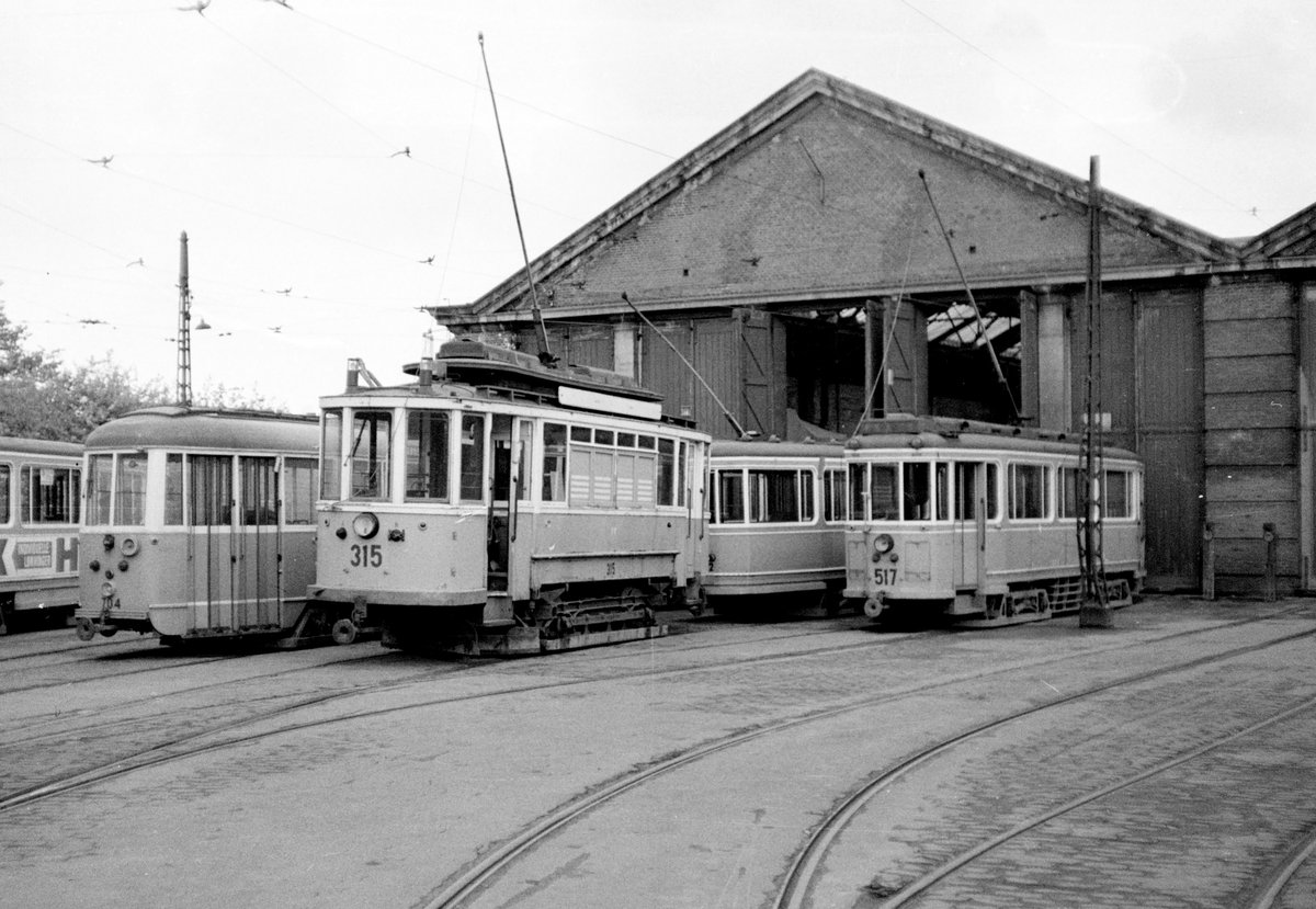 København / Kopenhagen Københavns Sporveje im Mai 1968: Im Straßenbahnbetriebsbahnhof Svanemøllen stehen einige ausgemusterte / abgestellte Trieb- und Beiwagen, u.a. die Tw 704, 315 (Salzwagen) und 517. - Scan von einem S/W-Negativ. Film: Ilford FP 3.