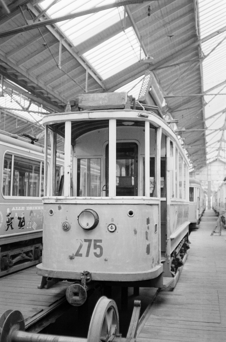København / Kopenhagen Københavns Sporveje (KS) im Mai 1968: Im  Straßenbahnbetriebsbahnhof Svanemøllen steht der ehemalige KS-Triebwagen 275, der 1966 ausgemustert wurde. Der Tw wurde 1967 von der Sporvejshistorisk Selskab (SHS), der Dänischen Gesellschaft für Straßenbahngeschichte, übernommen. Er befindet sich heute in der Sammlung des Sporvejsmuseet Skjoldenæshom, des Dänischen Straßenbahmuseums, das von der SHS betrieben wird. Im Museum ist der Triebwagen restauriert und umgestaltet worden, so dass er sich heute im Zustand vom Jahre 1930 befindet. - Scan von einem S/W-Negativ. Film: Ilford FP 3. 