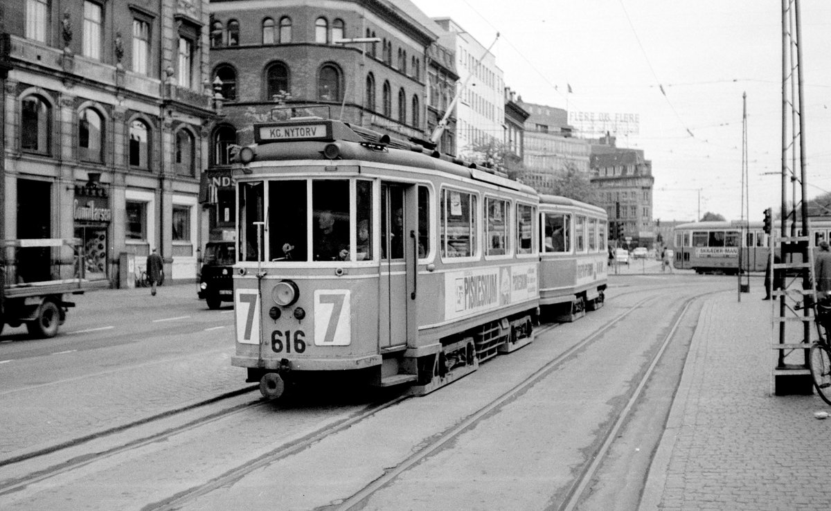 København / Kopenhagen Københavns Sporveje (KS) SL 7 (Tw 616 + Bw 15xx) Centrum, Nørre Voldgade / Frederiksborggade / Nørreport station (: DSB-Bahnhof Nørreport) im Mai 1968. - Die Drehgestelltriebwagen 501-618 wurden 1930 - 1941 von der KS-Hauptwerkstätte gebaut. Der Tw 616 hatte ursprünglich die Wagennummer 554; diesen und neun andere Triebwagen (547-553 und 555-556) übernahm die NESA (Nordsjællands Elektricitets- og Sporvejs Aktieselskab) im Jahre 1934. Bei der NESA hatten die Tw die Nummern 921-930. Als die NESA den Straßenbahnbetrieb 1952 - 1953 einstellte, übernahm die KS ihre ehemaligen Tw, die dann die Wagennummern 609-618 erhielten, weil die KS 1935 eine neue Serie mit den Nummern 547-556 hatte bauen lassen. - Scan von einem S/W-Negativ. Film: Ilford FP 3.