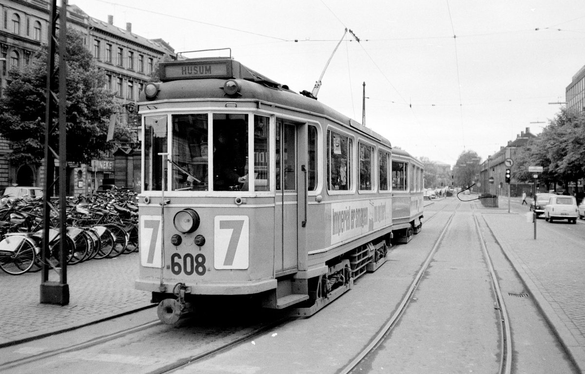 København / Kopenhagen Københavns Sporveje (KS) SL 7 (Tw 608 + Bw 15xx) Centrum, Nørre Voldgade / Frederiksborggade / Nørreport station (: DSB-Bahnhof Nørreport) im Mai 1968. - Scan von einem S/W-Negativ. Film: Ilford FP 3.