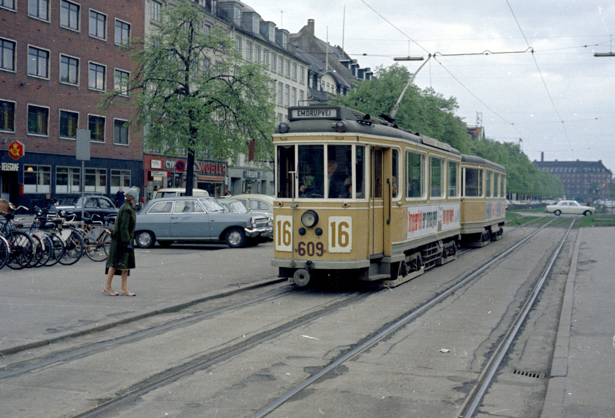 København / Kopenhagen Københavns Sporveje (KS) SL 16 (Tw 609 + Bw 15xx) Nørre Voldgade am 3. Mai 1968. - Scan von einem Farbnegativ. Film: Kodacolor X.