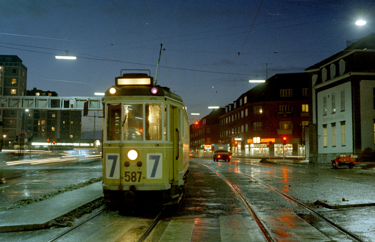 København / Kopenhagen Københavns Sporveje SL 7 (Tw 587) Frederikssundsvej / Borups Allé am 5. Dezember 1969. - Scan von einem Farbnegativ. Film: Kodacolor X.