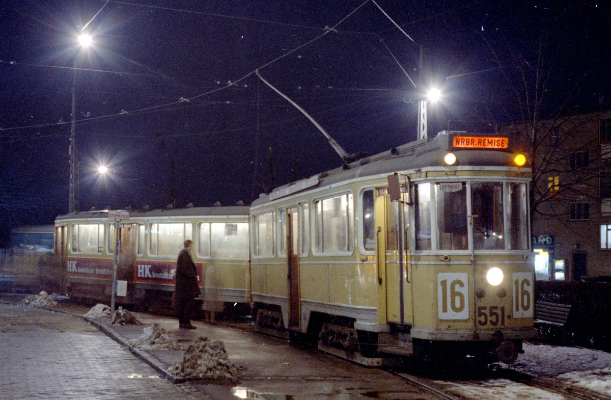 København / Kopenhagen Københavns Sporveje SL 16 (Tw 551 + Bw 15xx) Emdrup, Emdrupvej (Endstation) am 5. Dezember 1969. - Scan von einem Farbnegativ. Film: Kodacolor X. 