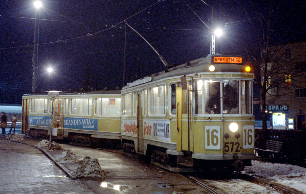 København / Kopenhagen Københavns Sporveje SL 16 (Tw 572 + Bw 15xx) Emdrup, Emdrupvej (Endstation) am 5. Dezember 1969. - Scan von einem Farbnegativ. Film: Kodacolor X.