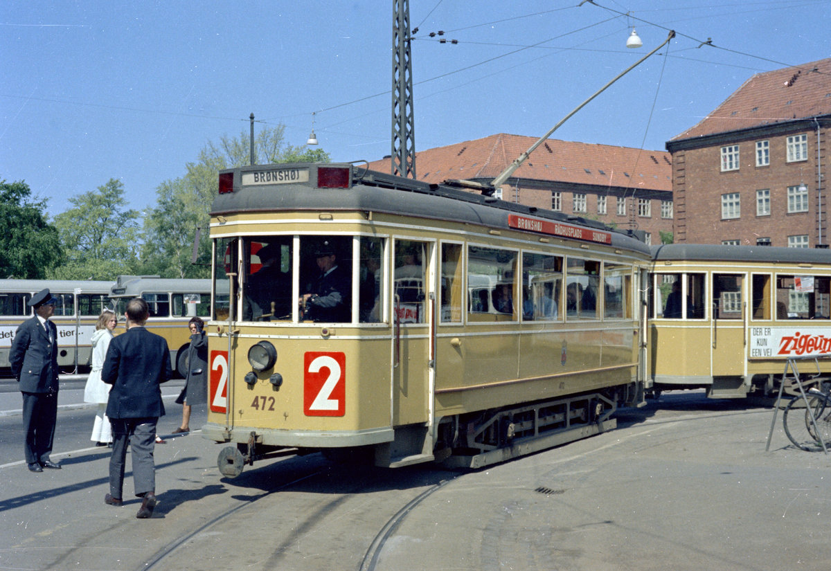 København / Kopenhagen Københavns Sporveje SL 2 (Sonderfahrt mit dem Tw 472 und dem Bw 1052 für Mitglieder der Sporvejshistorisk Selskab / der Dänischen Gesellschaft für Straßenbahngeschichte) Sundbyvester Plads am 23. Mai 1968. - Scan von einem Farbnegativ. Film: Kodacolor X.