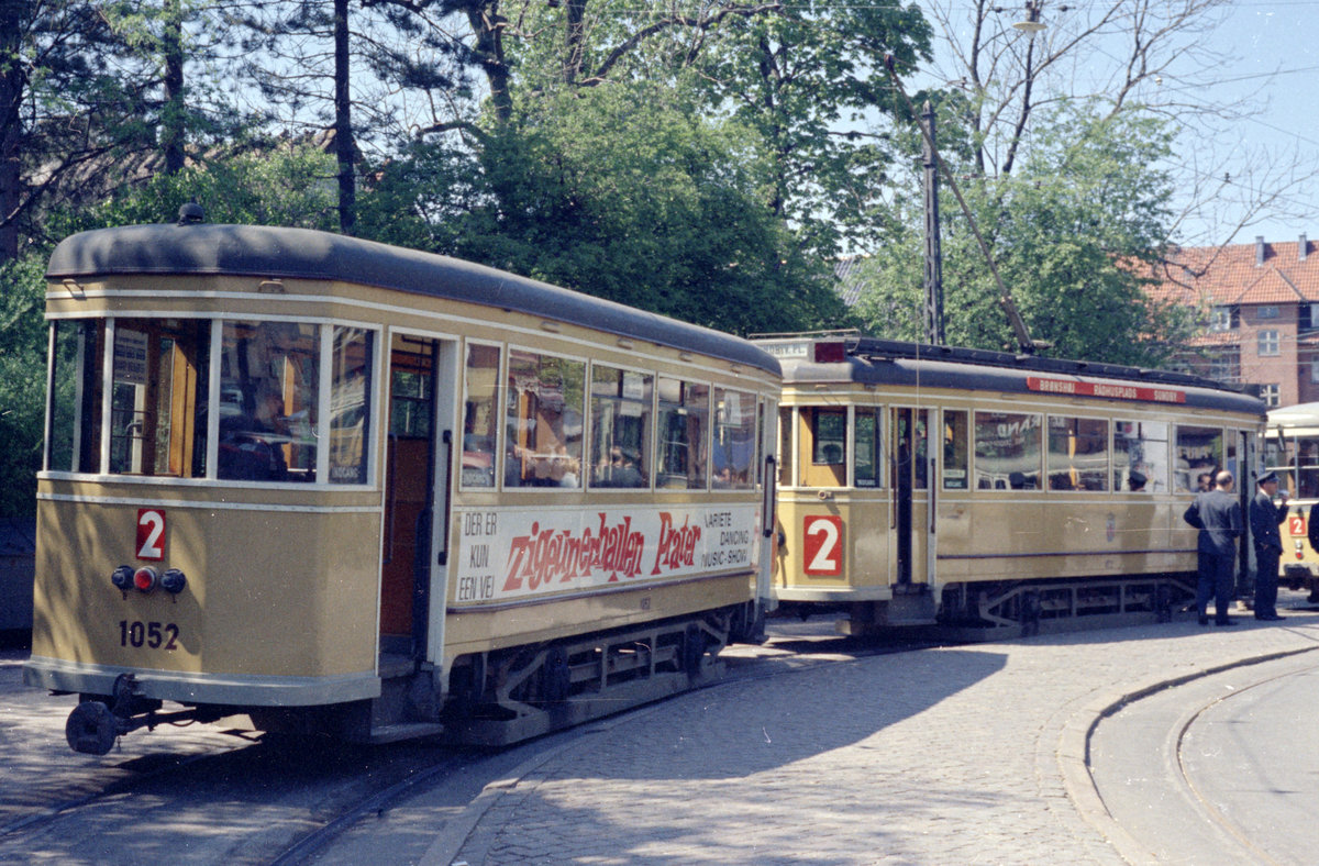 København / Kopenhagen Københavns Sporveje (KS) SL 2 (Sonderfahrt mit dem Tw 472 und dem Bw 1052) Brønshøj Torv (Endst. Brønshøj) am 23. Mai 1968. - Scan von einem Farbnegativ. Film: Kodacolor X.