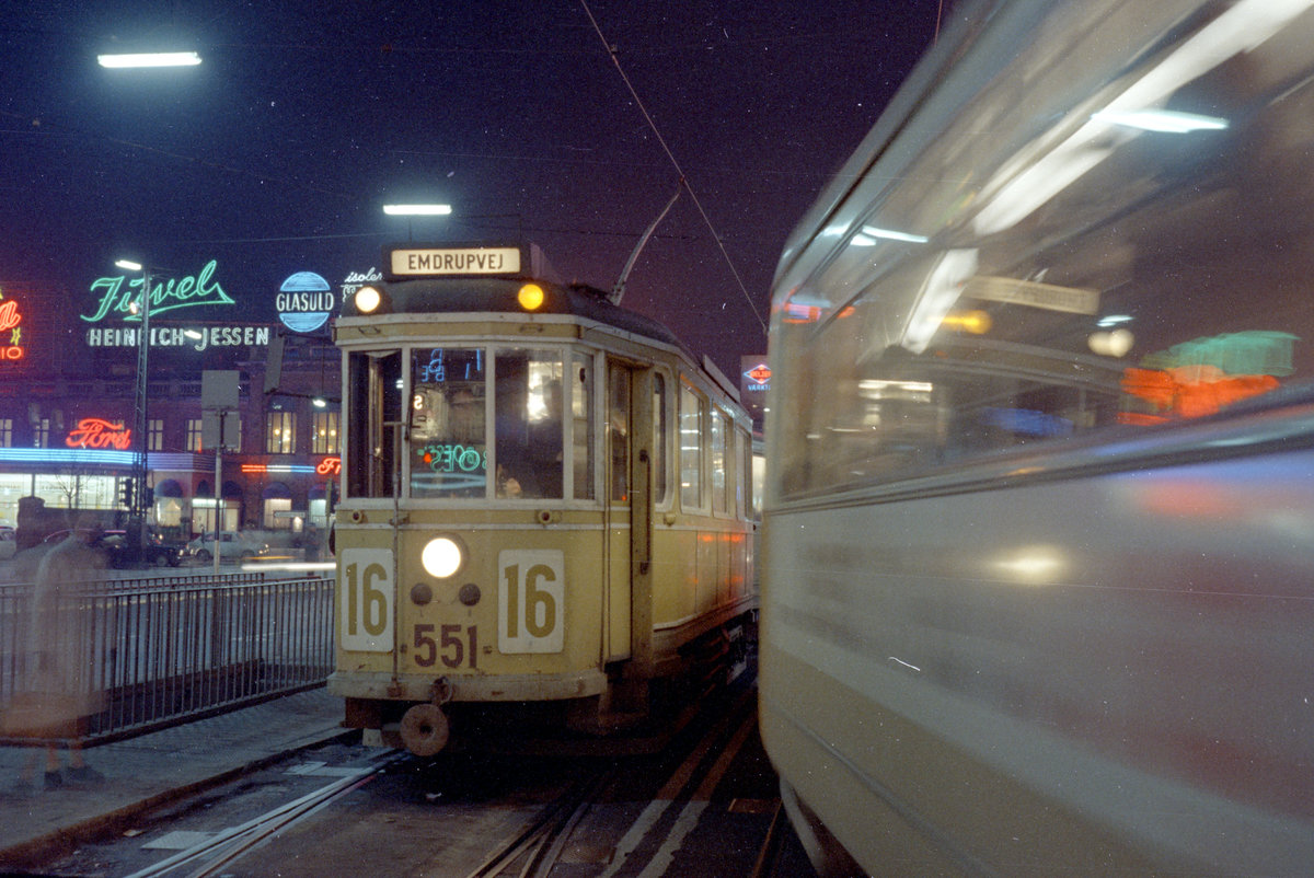 København / Kopenhagen Københavns Sporveje SL 16 (Tw 551) Rådhusplads / Rathausplatz am 10. Dezember 1969. - Scan von einem Farbnegativ. Film: Kodacolor X.