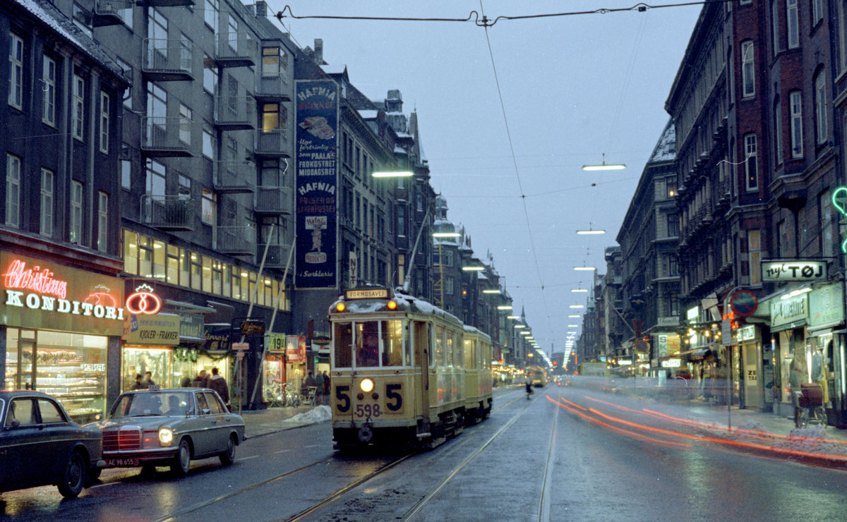 København / Kopenhagen Københavns Sporveje SL 5 (Tw 598 + Bw 15xx) Nørrebrogade / Jagtvej / Nørrebros Runddel am 17. Dezember 1969. - Scan von einem Farbnegativ. Film: Kodacolor X.
