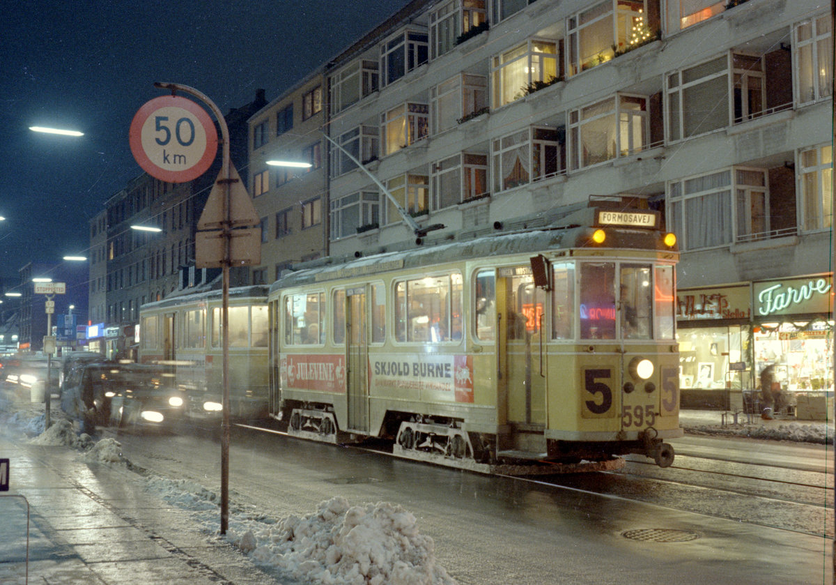 København / Kopenhagen Københavns Sporveje SL 5 (Tw 595 + Bw 15xx) København NV, Frederikssundsvej / Vibevej / Frederiksborgvej am 17. Dezember 1969. - Scan von einem Farbnegativ. Film: Kodacolor X.