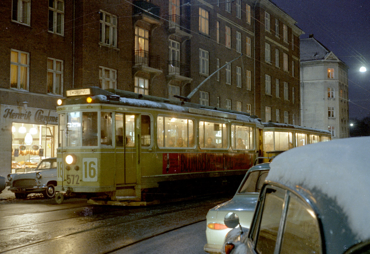 København / Kopenhagen Københavns Sporveje SL 16 (Tw 572 + Bw 15xx) Vesterbro (København V), Enghave Plads / Flensborggade am 18. Dezember 1969. - Scan von einem Farbnegativ. Film: Kodacolor X.