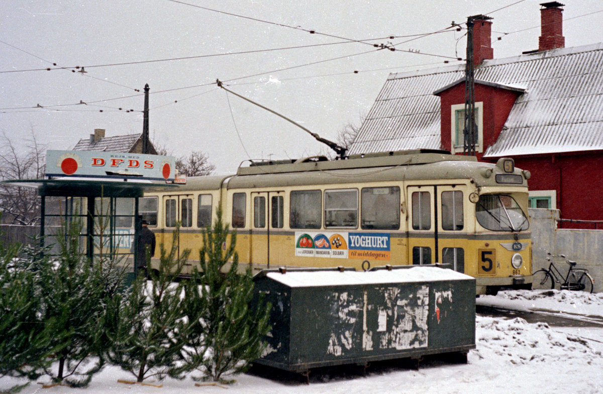 København / Kopenhagen Københavns Sporveje SL 5 (DÜWAG-GT6 862) Sundbyøster (København S), Formosavej (Endstation) am 21. Dezember 1969. - Scan von einem Farbnegativ. Film: Kodacolor X.