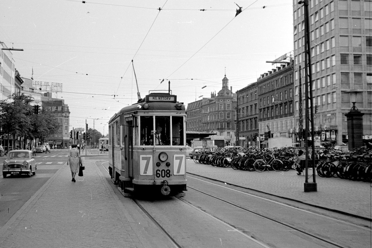 København / Kopenhagen Københavns Sporveje SL 7 (Tw 608) Centrum (København K), Nørre Voldgade / Frederiksborggade / Nørreport station im Juni 1968. - Scan von einem S/W-Negativ. Film: Ilford FP3.