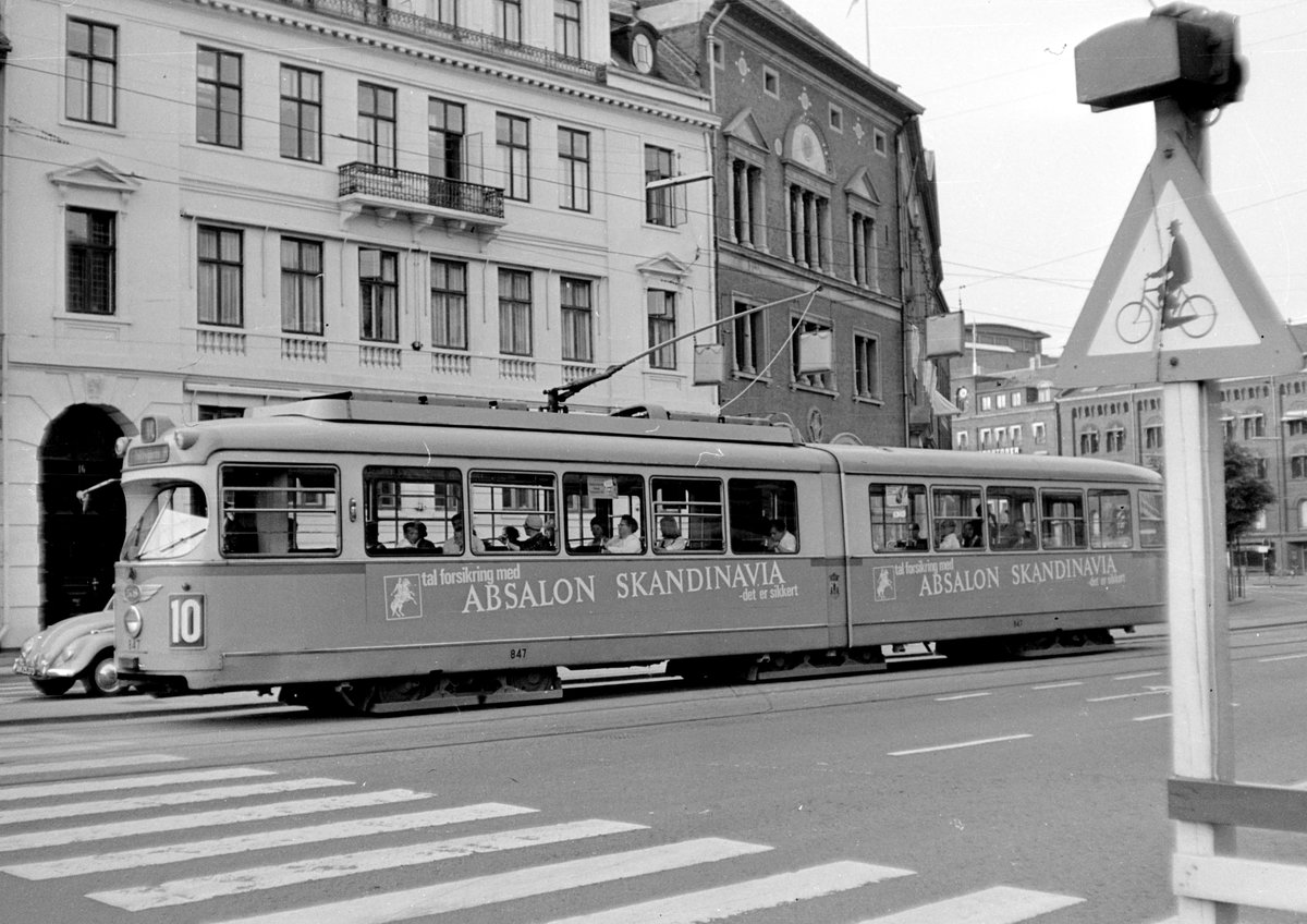 København / Kopenhagen Københavns Sporveje SL 10 (DÜWAG-GT6 847) Centrum (København K), Holmens Kanal / Bremerholm / Havnegade im Juni 1968. - Scan von einem S/W-Negativ. Film: Ilford FP3.