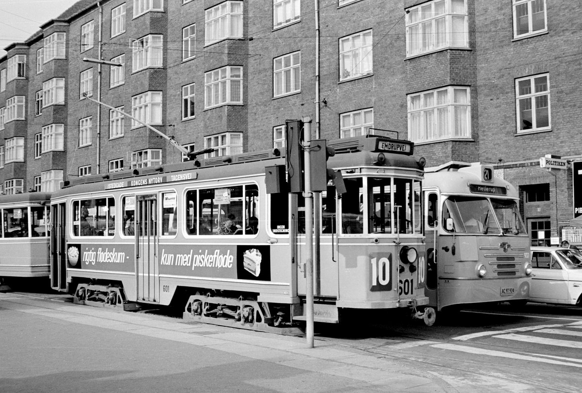 København / Kopenhagen Københavns Sporveje SL 10 (Tw 601 + Bw 15xx) Valby, Toftegaards Plads im Juni 1968. - Die Werbung an der Türseite des Triebwagens erzählt, dass man richtige Schlagsahne (dänisch: flødeskum) nur mit Sahne zum Schlagen (dänisch: piskefløde) machen kann (auf Deutsch gibt es ein besseres Wortspiel als im Dänischen). Damals gab es kaum so viele Gesundheitsapostel, die vor dem Prozent Fettgehalt hätten warnen können. - Scan von einem S/W-Negativ. Film: Ilford FP3.