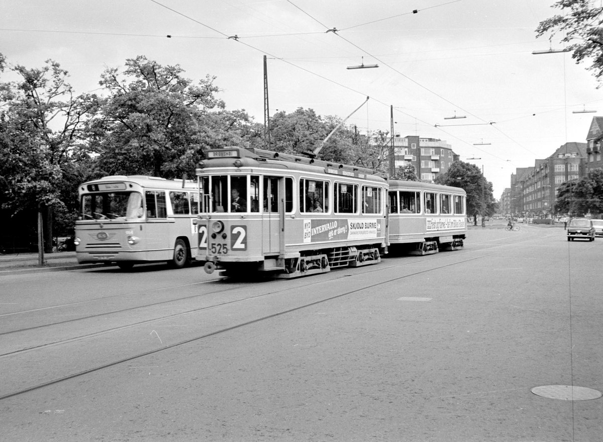 København / Kopenhagen Københavns Sporveje SL 2 (Tw 525 + Bw 15xx) Christianshavn (København K), Torvegade / Stadsgraven (: Stadtgraben) im Juni 1968. - Scan von einem S/W-Negativ. Film: Ilford FP3.