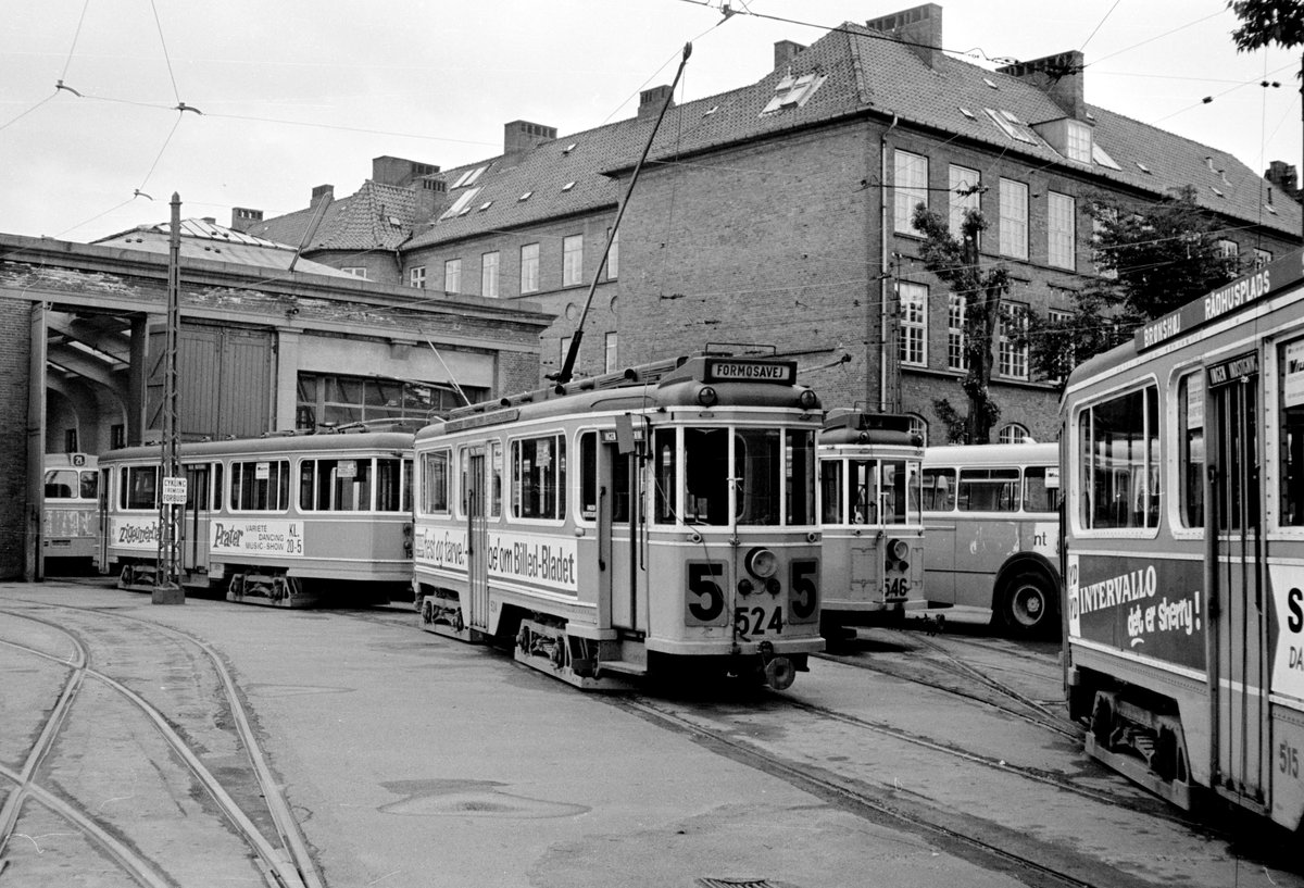 København / Kopenhagen Københavns Sporveje SL 5 (Tw 524 + Bw 15xx) Sundby (København S), Sundby remise (: Straßenbahnbetriebsbahnhof Sundby) im Juni 1968. - Scan von einem S/W-Negativ. Film: Ilford FP3.