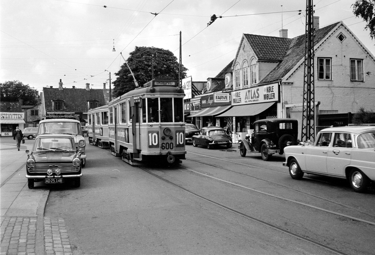 København / Kopenhagen Københavns Sporveje SL 10 (Tw 600 + Bw 15xx) Valby, Valby Tingsted / Valby Langgade im Juni 1968. -  Hinter den Häusern im Hintergrund befinden sich die Verwaltung und die Filmstudios der Filmgesellschaft Nordisk Film, der ältesten Filmgesellschaft der Welt, von der sehr viele Filme im Laufe der Jahre produziert worden sind. Im Jahre 1968 schufen die bei dieser Filmgesellschaft tätigen genialen Filmemacher Erik Balling (Drehbuchautor und Regisseur) und Henning Bahs (Drehbuchautor u.v.m.) den ersten Film mit der Olsenbande, und nicht wenige der Aufnahmen, die in den Olsenbande-Filmen vorkommen, sind in den dortigen Studios und in den umliegenden Straßen in diesem alten Teil von Valby gedreht worden. - Scan von einem S/W-Negativ. Film: Ilford FP3.  