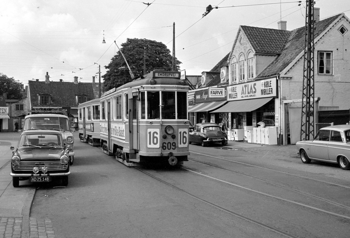 København / Kopenhagen Københavns Sporveje SL 16 (Tw 609 + Bw 15xx) Valby, Valby Tingsted / Valby Langgade im Juni 1968. - Scan von einem S/W-Negativ. Film: Ilford FP3.