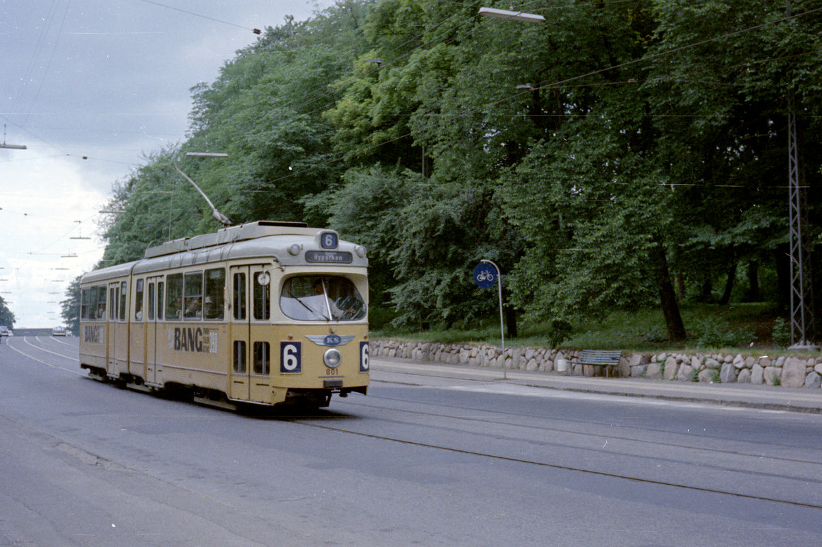København / Kopenhagen Københavns Sporveje SL 6 (DÜWAG-GT6 801 (der Serie 801 - 900)) Valby, Valby Langgade / Ny Carlsberg Vej im Juni 1968. - Scan von einem Farbnegativ. Film: Kodacolor X.